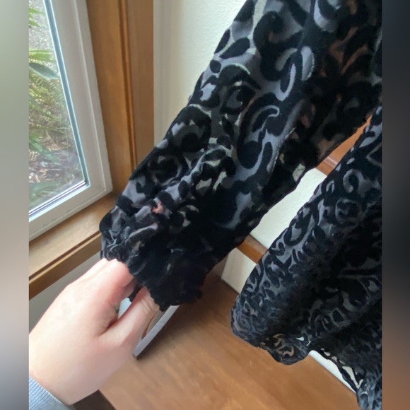 NWT Urban Outfitters Ecote Velvet Off-The-
Shoulder Mini Dress in Black (Size:S) - Picture 4 of 11